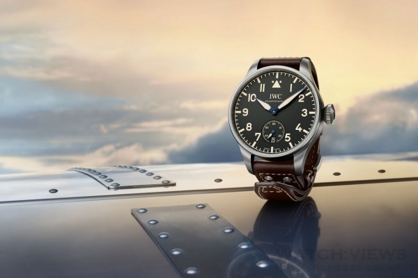 UNDATIERTES HANDOUT - For 75 years, the historic Big Pilot's Watch (52-calibre T.S.C.) was the largest wristwatch ever made at IWC in Schaffhausen. In 2016, IWC Schaffhausen unveils its successor: with an amazing 55-millimetre case diameter, the Big Pilot's Heritage Watch 55 eclipses a record that was set back in 1940. Like its big brother, the Big Pilot's Heritage Watch 48 looks very much like the historic original, but makes a few more concessions to modern ideas of aesthetics and comfort. (PHOTOPRESS/IWC)