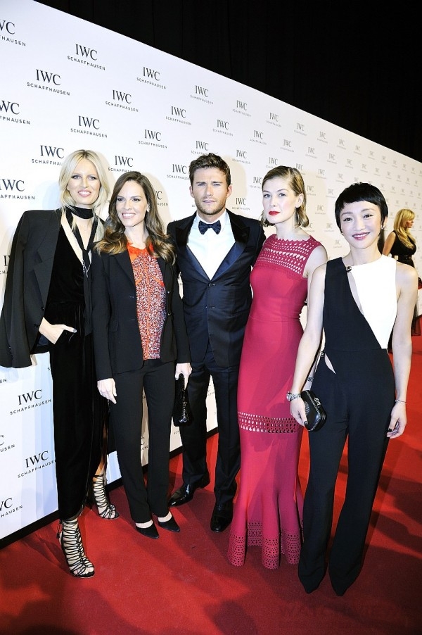 左起Karolina Kurkova、 Hilary Swank、 Scott Eastwood、 Rosamund Pike與周迅參加IWC "Come Fly With Us"  晚宴。