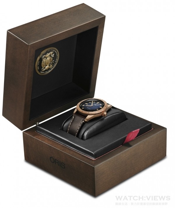 Carl Brashear限量青銅潛水腕錶附贈精緻木盒，盒內印有美國海軍潛水長徽章。