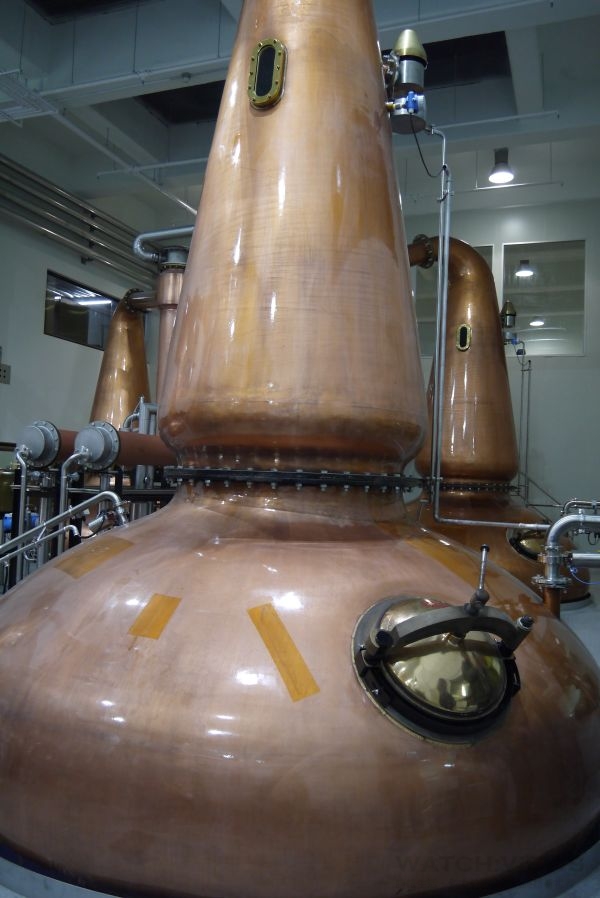 高約6公尺純紅銅材質的Ｌantern壺式蒸餾器，可將蒸餾過程中生成的硫化物等不好的氣味與雜質去除，蒸餾出更清甜可口的新酒。