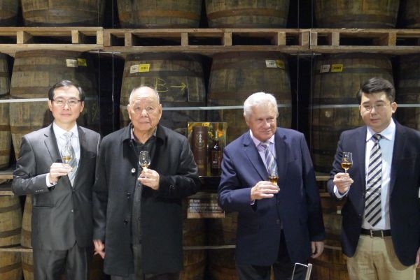 金車總經理李玉鼎（左起）、董事長李添財、酒廠顧問Dr. Jim Swan與首席調酒師張郁嵐，介紹最新酒款-經典獨奏波特桶威士忌原酒單一麥芽威士忌。
