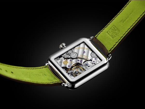 H. Moser & Cie. Swiss Alp Watch配備HMC 324手上鍊機芯，所有擺輪和小齒輪均採用Moser輪齒 可更換的Moser擒縱機構，原裝斯特拉曼遊絲 (Straumann Hairspring®)，帶穩定的寶璣遊絲。 