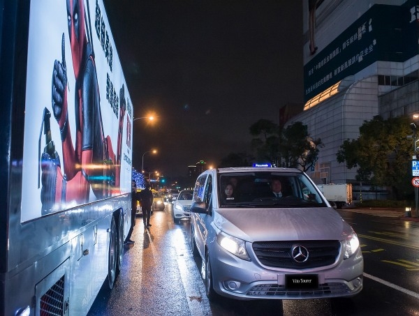 Mercedes-Benz Vito Tourer 提供萊恩雷諾斯舒適的移動環境，讓其所有隨行團隊可完全放鬆享受