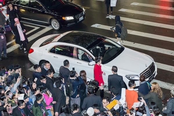 好萊塢當紅影星萊恩雷諾斯來台宣傳《惡棍英雄：死侍》，台灣賓士派出豪華旗艦 Mercedes-Maybach S 600 與頂級商旅 Vito Tourer全程禮遇