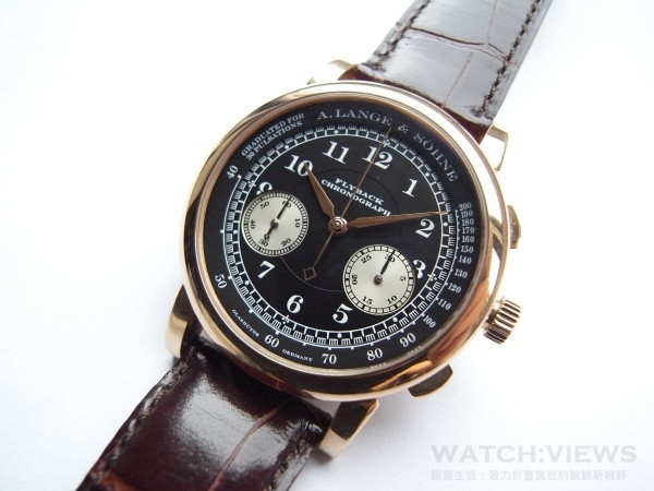 A.Lange&Sohne的1815 Chronograph三十分鐘計時分針可以瞬跳的方式快速彈跳到位，這是首次在腕錶出現的功能。