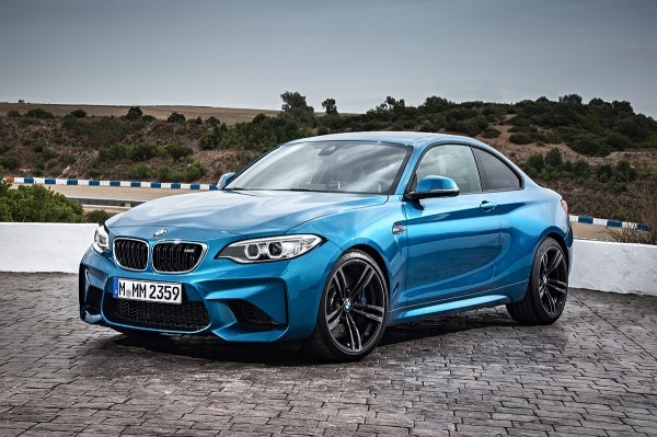 全新BMW M2雙門跑車：小型高性能運動跑車級距(Compact high-performance sports car)的耀眼新星，更勝以往的操駕樂趣令對手望塵莫及