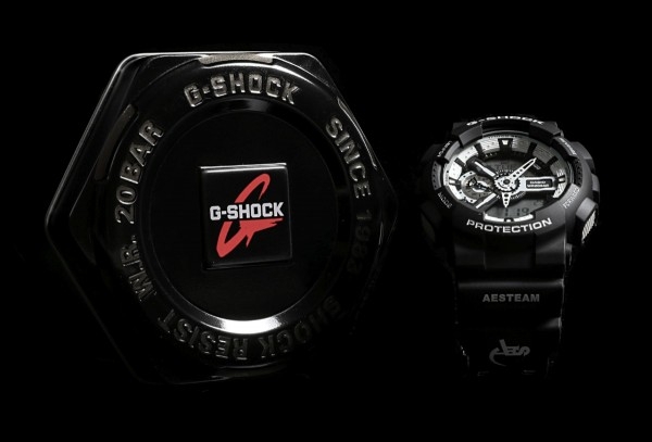 G-SHOCK首度與黃鴻升(小鬼)自創品牌AES聯名錶款，小鬼更首度執導品牌形象微電影，經典品牌標誌貫穿簡約俐落的黑白色調設計。 