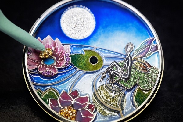 Lady Arpels Fée Ondine的面盤結合了珍珠母貝、鑽石、黃色及粉紅色剛玉、錳鋁榴石、沙弗萊石、微型彩繪、彩繪玻璃琺瑯及內填琺瑯等多種工藝於一身。