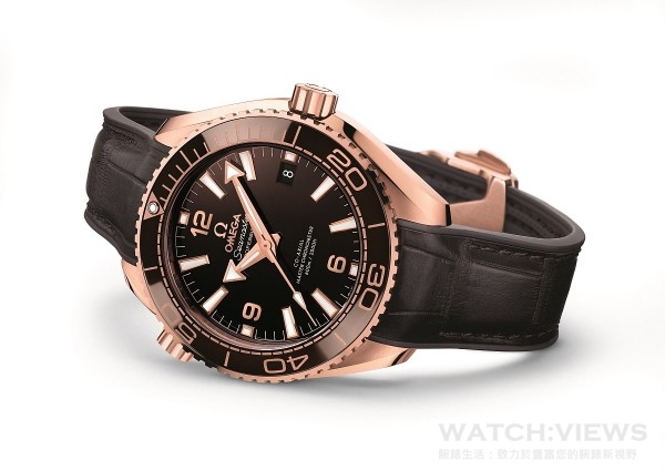 Planet Ocean 600M大師天文台腕錶是Planet Ocean系列裡首次出現OMEGA 獨創的專利金屬- 18K Sedna™金。