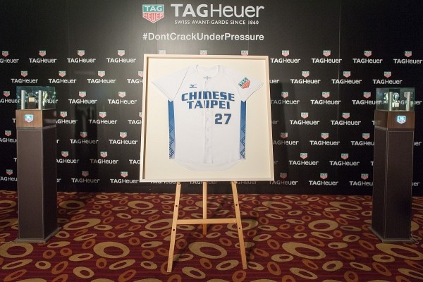 中職日職對抗賽印有TAG Heuer泰格豪雅logo中華隊球衣