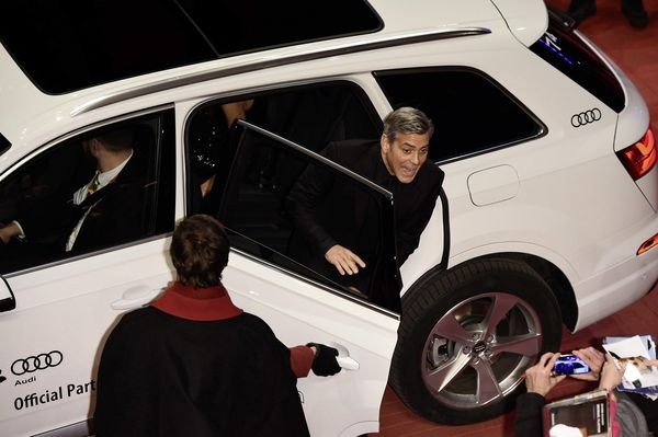 喬治‧庫隆尼搭乘奧迪Q7 e-tron 3.0 TDI quattro，一下車露出俏皮笑容。(奧迪提供)