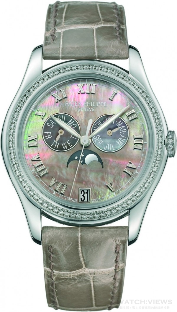 4936G年曆腕錶 18K白金錶殼，錶徑37毫米，錶殼鑲鑽156顆(約0.93克拉)，錶冠鑲鑽14顆(約0.07克拉)，時、分、秒針、年曆功能、月相顯示，珍珠母貝面盤，324 S QA LU自動上鍊機芯，鱷魚皮錶帶。