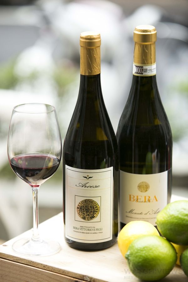 BERA酒莊推薦酒款 - Bianco Arcese 2013（左）、Moscato d’Asti 2013（右）。