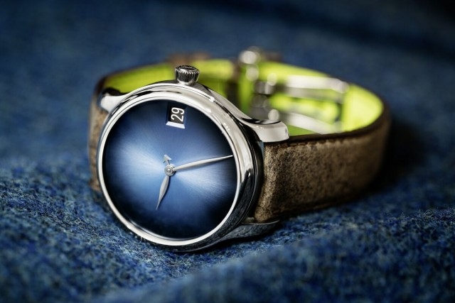 勇創者萬年曆電光藍概念腕錶，建議售價NTD2,200,000。