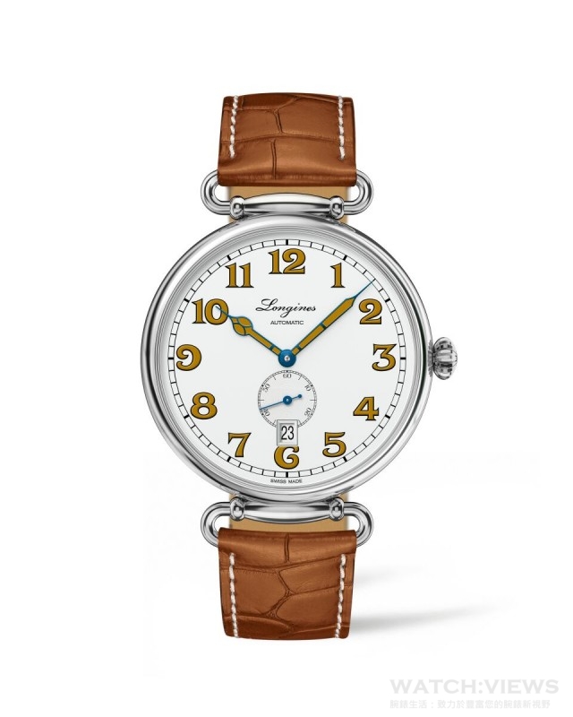 浪琴表復刻系列1918腕錶L2.809.4.23.2，建議售價NTD58,800。 浪琴表在其悠久歷史創造了許多通過時代考驗的傳奇錶款。該品牌喜歡定期從這些錶款汲取靈感，令浪琴表復刻系列更加豐富。如今，浪琴表推出一款來自1918年，男女皆宜的蜂蜜色腕錶，其復古設計與精巧特色將讓品牌愛好者興奮不已。在這款復刻腕錶中，結合藍鋼與蜂蜜色的指針別具特色，在白色漆面面盤上清楚地指示小時與分鐘，而6點鐘的小秒盤則透過浪琴表的品牌藍色帶來絕佳對比效果。蜂蜜色調也出現在面盤的大型阿拉伯數字，進而為這款20世紀初代表性錶款提供完美平衡。此錶款錶徑41毫米，搭載L615自動上鏈機芯。蜂蜜色鱷魚皮錶帶和諧呼應面盤主色，令整體搭配更臻完美。