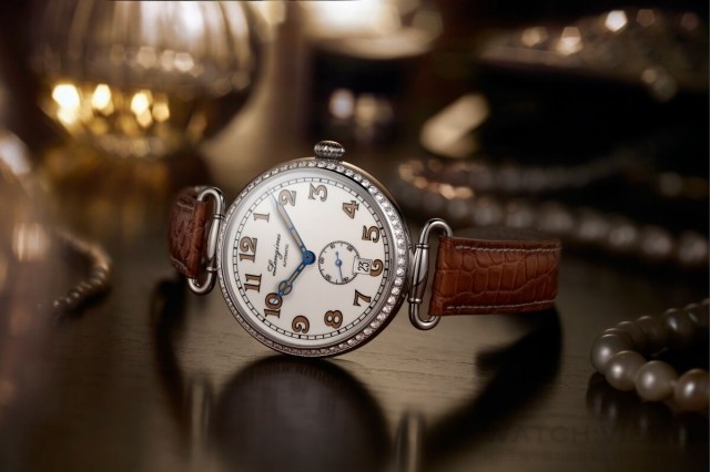 浪琴表復刻系列1918鑲鑽腕錶L2.309.0.23.2，建議售價NTD179,800。 浪琴表在其悠久歷史創造了許多通過時代考驗的傳奇錶款。該品牌喜歡定期從這些錶款汲取靈感，令浪琴表復刻系列更加豐富。如今，浪琴表推出一款來自1918年，男女皆宜的蜂蜜色腕錶，其復古設計與精巧特色將讓品牌愛好者興奮不已。在這款復刻腕錶中，結合藍鋼與蜂蜜色的指針別具特色，在白色漆面面盤上清楚地指示小時與分鐘，而6點鐘的小秒盤則透過浪琴表的品牌藍色帶來絕佳對比效果。蜂蜜色調也出現在面盤的大型阿拉伯數字，進而為這款20世紀初代表性錶款提供完美平衡。此錶款錶徑38.5毫米，搭載L615自動上鏈機芯，錶殼鑲嵌璀璨頂級美鑽，更顯雋永與優雅時尚。蜂蜜色鱷魚皮錶帶和諧呼應面盤主色，令整體搭配更臻完美。
