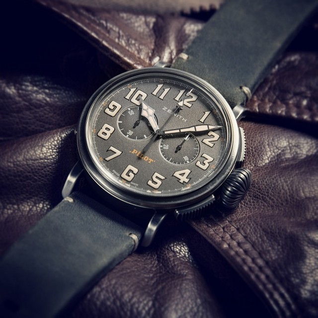 Heritage Pilot Café Racer腕錶備有超大阿拉伯數字夜光時標和寬大凹槽旋入式錶冠，將獨一無二的復古調性嶄露無遺。