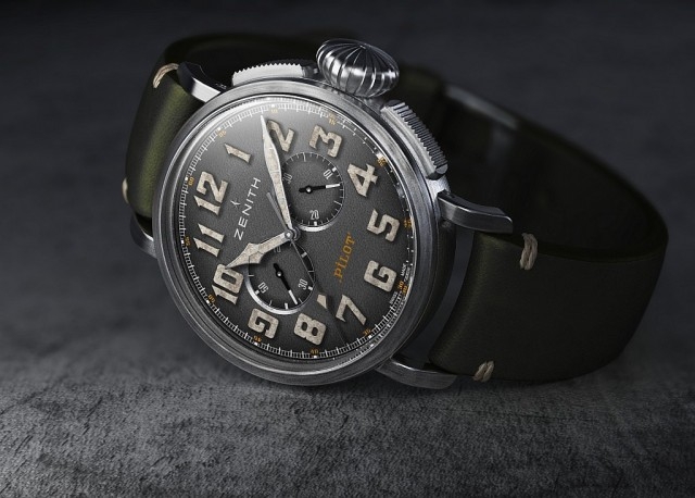 Heritage Pilot Café Racer腕錶的兩個計時盤在帶有粒紋裝飾的青灰色錶盤上規律轉動，上方覆蓋弧形藍寶石水晶鏡面。立體刻面指針和數字均覆以米色夜光塗層。