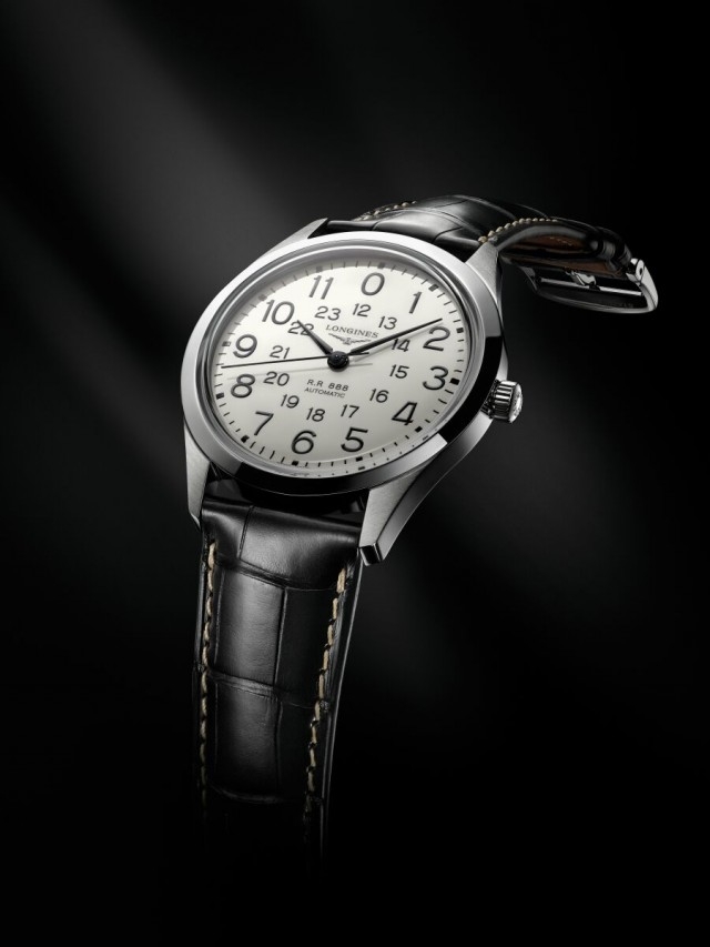 浪琴表復刻系列鐵路腕錶L2.803.4.23.0，建議售價NTD58,800 瑞士鐘錶品牌浪琴表呈現擔任鐵路鐘錶設計的悠久傳統，以1960年代的時計為靈感來源，推出浪琴表復刻系列鐵路腕錶。這款錶徑40毫米的不鏽鋼腕錶搭載浪琴表獨家的高精準度L888.2自動上鏈機芯。為確保絕佳的時間辨識，白色面盤上以阿拉伯數字標示小時——並且用0取代12——同時標示24小時刻度，並透過亮黑色指針巧妙提升時間辨識效果，分針也提升時間的判讀。底蓋精緻鐫刻圖案的靈感，則來自於1920年代為鐵路公司所設計的懷錶裝飾。優雅的黑色鱷魚皮錶帶則為這款腕錶增添精緻高雅的氣息。