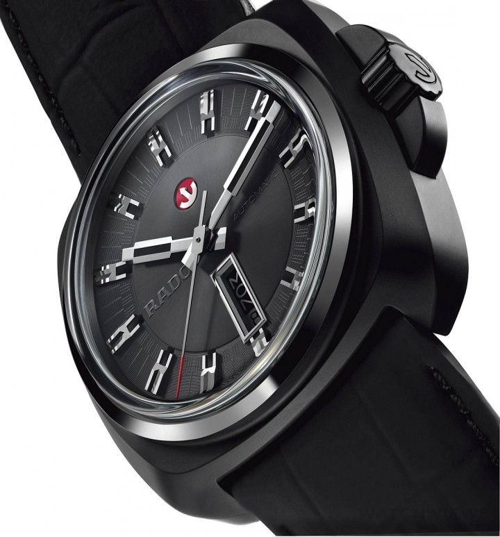 HyperChrome皓星系列1616腕錶黑色款配備黑色與黑色時標。