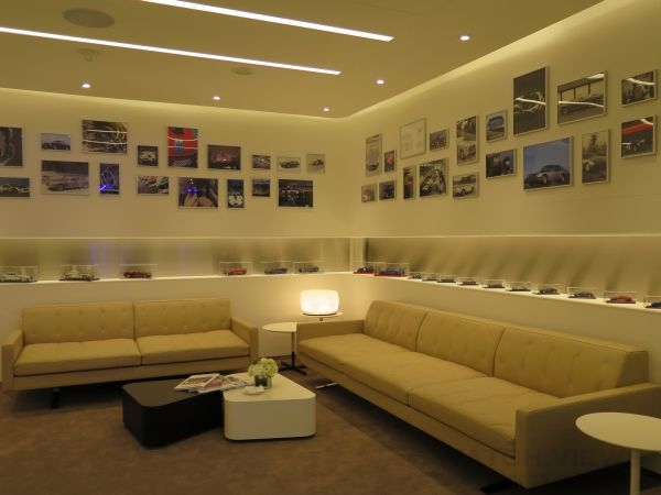 Maserati Taiwan臺北旗艦售後服務暨展示中心擁有挑高寬敞的展示區、考量隱私與尊榮享受的專屬車主休憩與選配間，提供舒適尊榮的感受禮遇車主。
