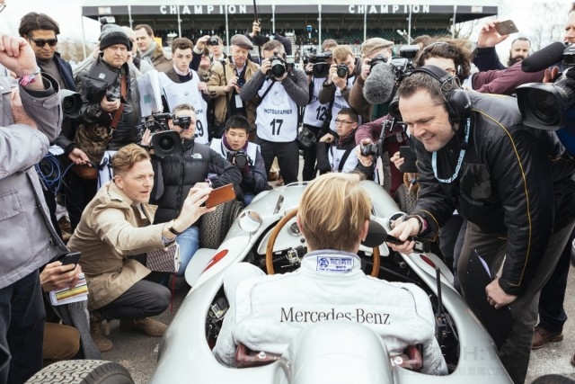 1998、99年F1冠軍Mika Haekkin坐在Mercedes Silver Arrow跑車接受採訪。