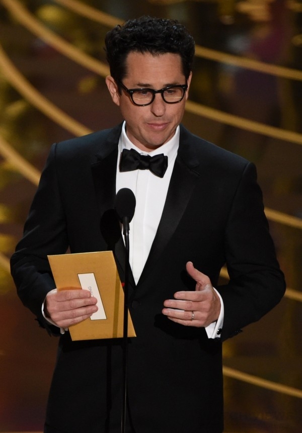Director JJ Abrams presents on stage at the 88th Oscars on February 28, 2016 in Hollywood, California. AFP PHOTO / MARK RALSTON / AFP / MARK RALSTON (Photo credit should read MARK RALSTON/AFP/Getty Images)