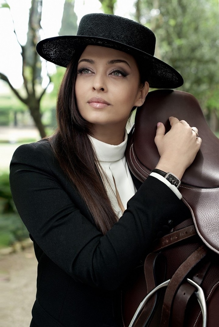 浪琴表全球代言人印度寶萊塢影星艾絲薇亞(Aishwarya Rai Bachchan)配戴浪琴表騎士系列全新錶款。
