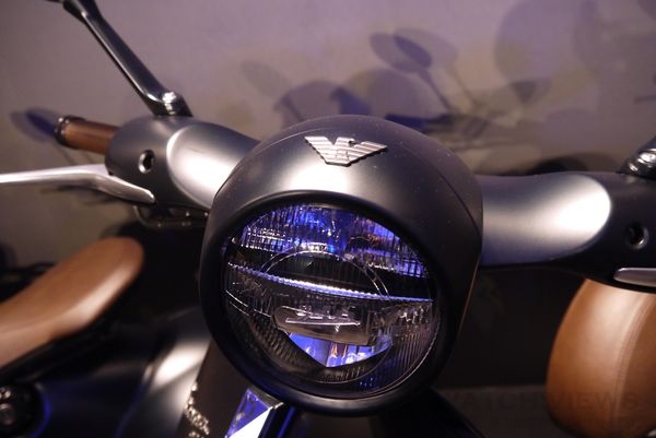 Emporio Armani 的老鷹品牌標誌在車前燈上方可見。
