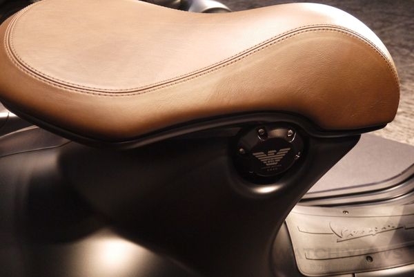 Emporio Armani 的老鷹品牌標誌在椅墊下方低調呈現。