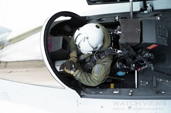 飆風戰機是達梭公司為了滿足法國空軍與海軍的各式作戰任務需求特別開發的多用途戰機。而在BR 03-94 Rafale腕錶中特別將飆風戰機的元素融入腕錶設計中，透露出飆風戰機的強悍性格！
