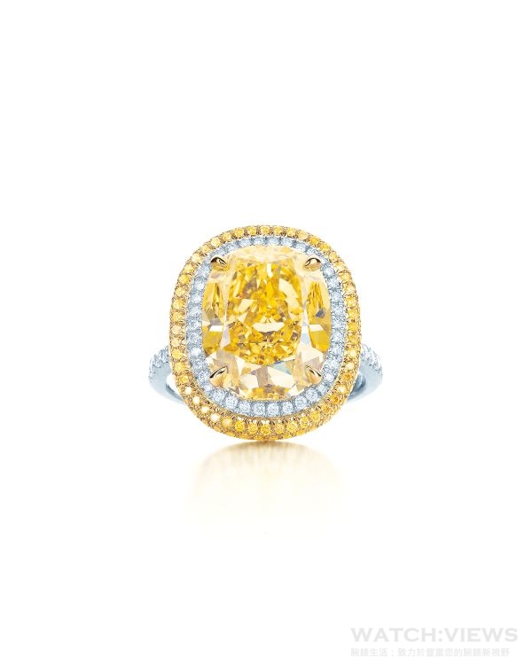 Tiffany 5.03克拉橢圓形切割艷彩黃鑽戒指，周圍鑲以56顆白鑽重0.27克拉及126顆黃鑽重0.27克拉組合而成，華麗打造視覺饗宴。台幣定價約 2407萬 