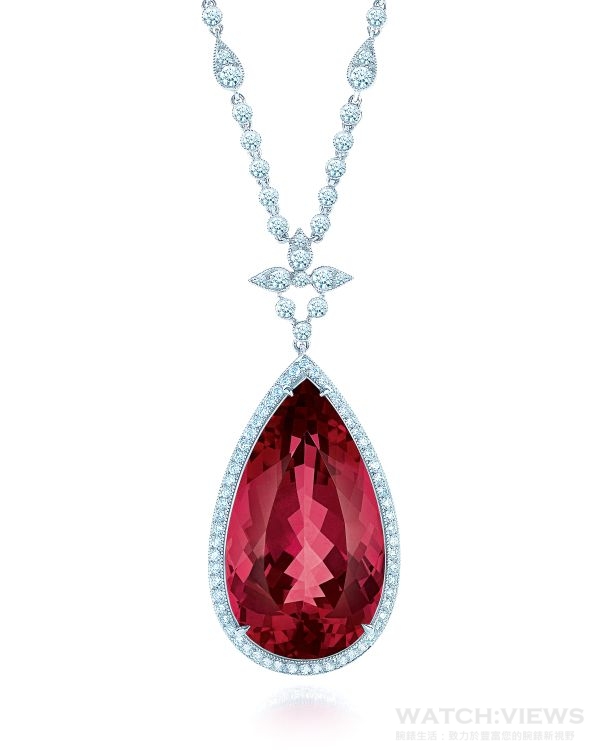 類似圖中的梨形紅碧璽鑽石項鍊，此次來展為一只重達13.8克拉的梨形切割粉紅碧璽，凸顯春天粉嫩色調的繽紛與活力。台幣定價約172萬。 