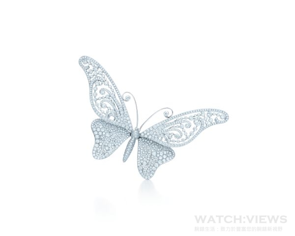 類似圖中的蝴蝶胸針，此次來展為一只鑲滿354顆圓形切割鑽石重達5.36克拉的蝴蝶胸針，彰顯Tiffany的巧奪天工與歷史傳承。價格店洽。 