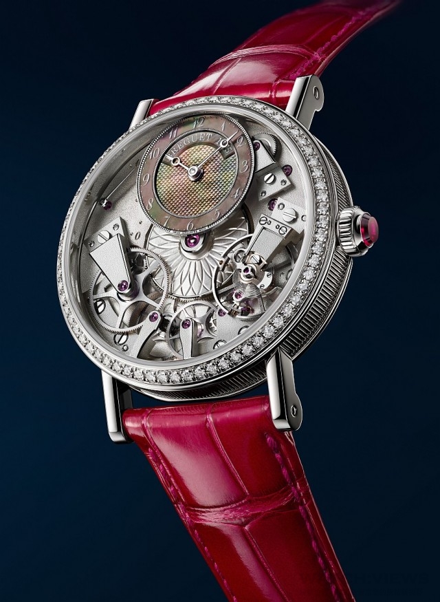 Tradition Dame 7038腕錶的外型優雅、技藝卓越，大部份機芯零部件展示於主夾板兩側，勢必擄獲女士們的芳心。