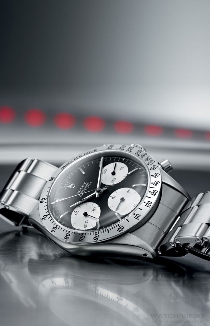 1963年，勞力士為賽車手推出新一代的計時腕錶—Cosmograph腕錶。這個由勞力士所創的名稱與其創新的款式，迅即令這款嶄新錶款脫穎而出。計時盤採用強烈的對比色彩設計，在錶面上份外矚目：淺色錶面配黑色設計，或是黑色錶面配淺色設計。測速計（使用計時秒針測量物體在特定距離內平均速度的刻度）由錶面移至外圈周邊，為錶面提供更多空間，更顯簡約。