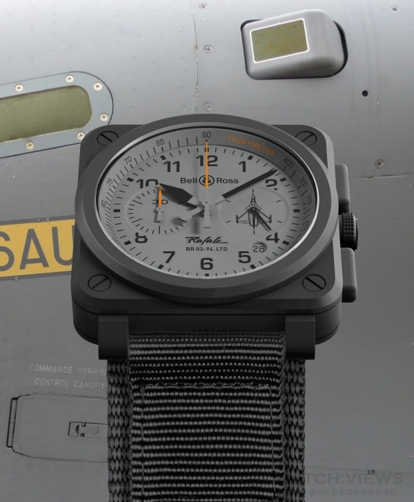 錶殼採用廣泛運用於航太科技的陶瓷材質，搭配和機身空優迷彩圖裝相同的消光灰色面盤，在腕錶上勾勒出這款先進戰機的俐落輪廓。