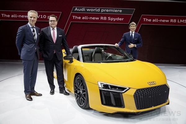 New Audi R8 Spyder V10近日於北美紐約車展全球首發，Audi美國分公司董事長Scott Keogh (左起)、AUDI AG 德國原廠銷售暨行銷董事會成員Dr. Dietmar Voggenreiter)與quattro GmbH總裁Stefan Winkelmann 共同出席盛會。