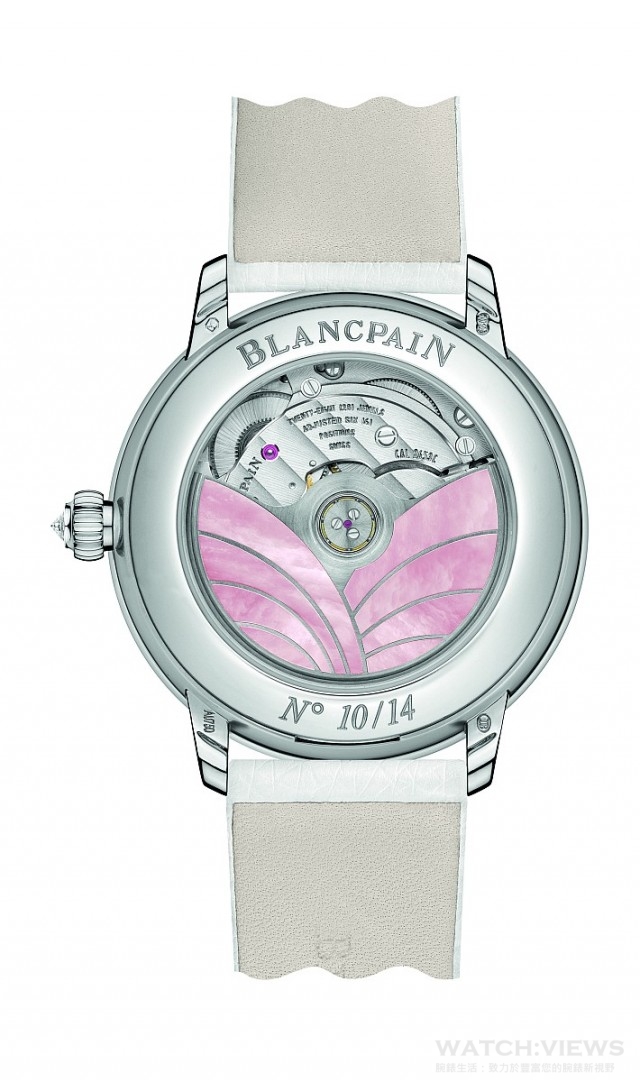 St. Valentin腕錶備有獨有的粉紅珍珠母貝雕刻自動盤，可隨著手腕的輕柔擺動。