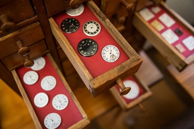 起居室隔壁的製錶工坊將亨利•慕時先生製錶的場景重新呈現， 讓人彷佛和他身在同一個時代，目睹一個製錶傳奇的誕生。