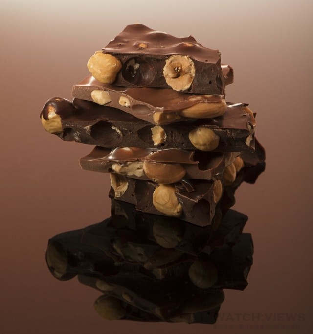 Du Rhône Chocolatier將世界特色產區的可可、堅果與水果韻味絕妙結合，從非洲幾內亞灣島國、加勒比海、巴西、大洋洲的可可聖地、再到地中海沿岸陽光充沛的堅果與水果天堂，遴選令人著迷的手工夾心巧克力、烘烤香脆的堅果板塊巧克力、自然甜蜜的水果軟糖，製作Du Rhône母親節禮盒。