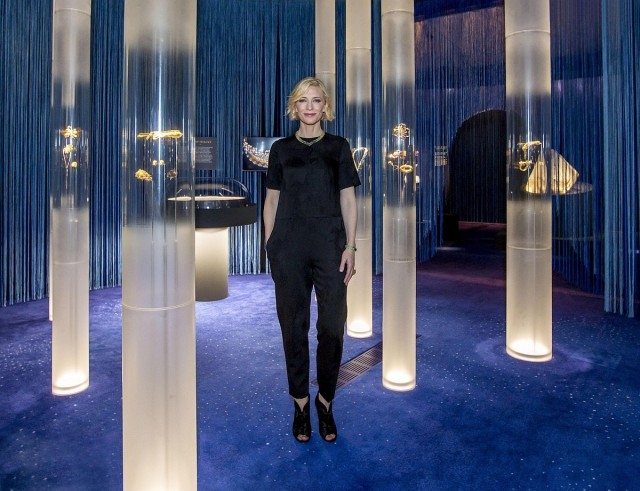 品牌之友Cate Blanchett特地為The Art and Science of Gems展覽抵達假新加坡藝術科學博物館，為此獨特展覽揭開序幕。
