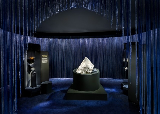 Van Cleef & Arpels 梵克雅寶：The Art and Science of Gems 展覽由Jouin Manku事務所負責設計執行，VCA與它們之間有長遠的特殊情誼。2006年在芳登廣場奏響序曲。多年來，這間建築和設計事務所已為高級珠寶世家在世 界各地完成包括展覽在內的諸多專案。