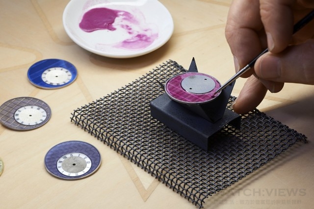 Métiers d’Art Elégance Sartoriale系列的新月形錶盤區域採用手工機刻雕花打造的經典織綿圖案裝飾，覆以不同色系的半透明大明火琺瑯。