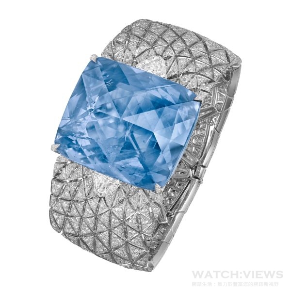 卡地亞Etourdissant頂級珠寶系列Romanov手環，中央鑲飾重達197.80克拉的藍寶石，曾屬於沙皇俄國最後一位皇后瑪麗亞，參考價格約NT$ 321,000,000。