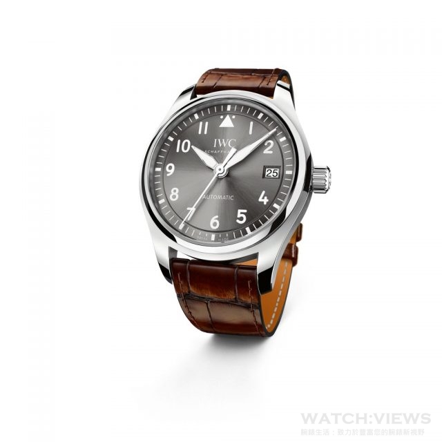 飛行員自動腕錶36對於青睞具有雋永低調設計風格腕錶的手腕較細的男士和女士來說極具吸引力。