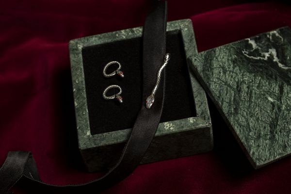 (左至右)萬寶龍紅與黑系列純銀袖扣，NT$15,500；萬寶龍紅與黑系列領帶夾，NT$10,000。