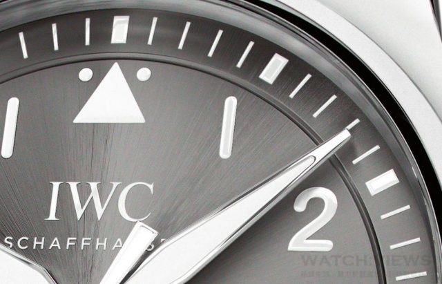低調內斂的內圈是全新飛行員自動腕錶36設計上的一大特點，賦予腕錶更豐富的層次，與拋光錶圈相互呼應出鮮明的立體感。