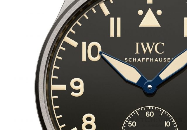 細節承襲原創錶款簡潔明瞭的設計精神，包括面盤的配置，阿拉伯數字時標的字體，菱形藍鋼指針的樣式，都以原創錶款為基礎再加以重新演繹。