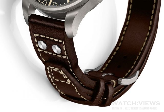 以鉚釘固定皮革錶帶的設計，是以原型錶款封閉式加長皮錶帶為藍本重新演繹。